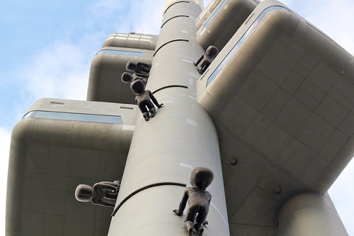 La controversa arte di David Černý a Praga