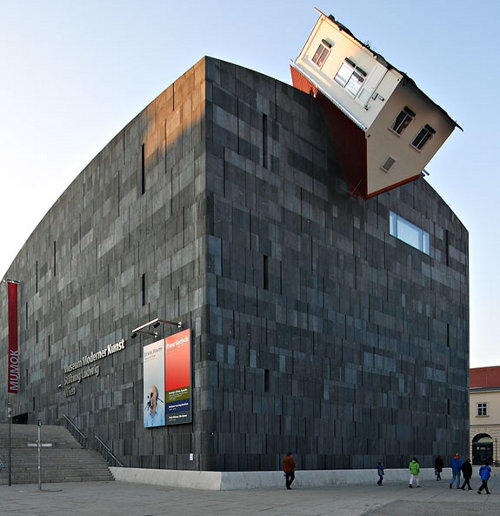 Esposizione di moda e arte al Mumok di Vienna