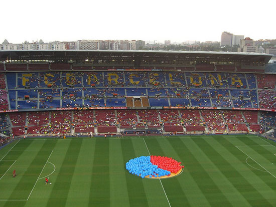 Il Camp Nou si veste di blugranata. Si celebra la Festa del Gamper Il Camp Nou si veste di blugranata. Si celebra la Festa del Gamper
