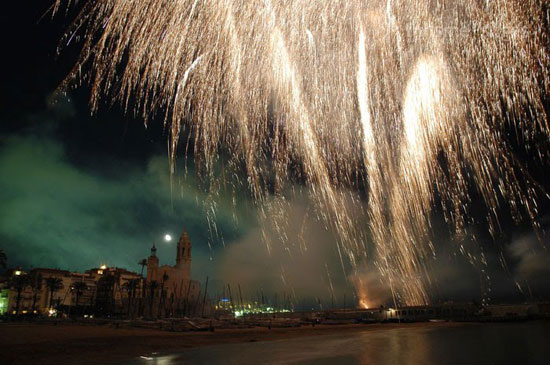 La Fiesta Mayor di Sitges. Tra tradizione, cultura e divertimento. La Fiesta Mayor di Sitges. Tra tradizione, cultura e divertimento.
