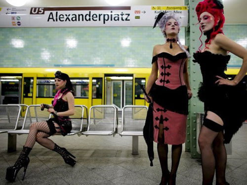 Sfilata di moda nella metropolitana di Berlino