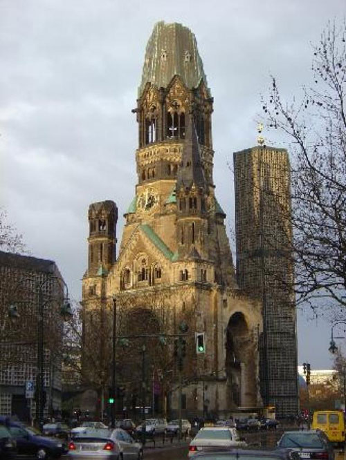 Le rovine della chiesa del Kaiser Guglielmo a Berlino