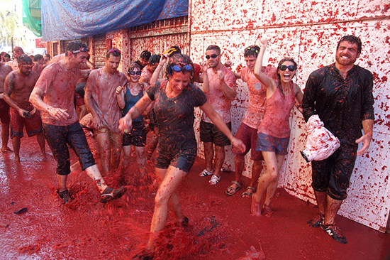 Fatti il bagno nel succo di pomodoro con la ¨Tomatina¨ 2013
