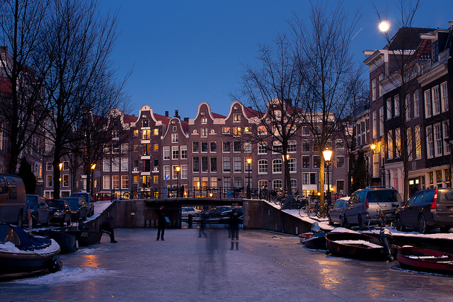 Che lusso! Pattiniamo lungo i canali di Amsterdam Che lusso! Pattiniamo lungo i canali di Amsterdam